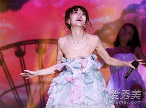 的争艳无疑是本次车展最吸引观众眼球的亮点,她们除了比拼姣好的身材